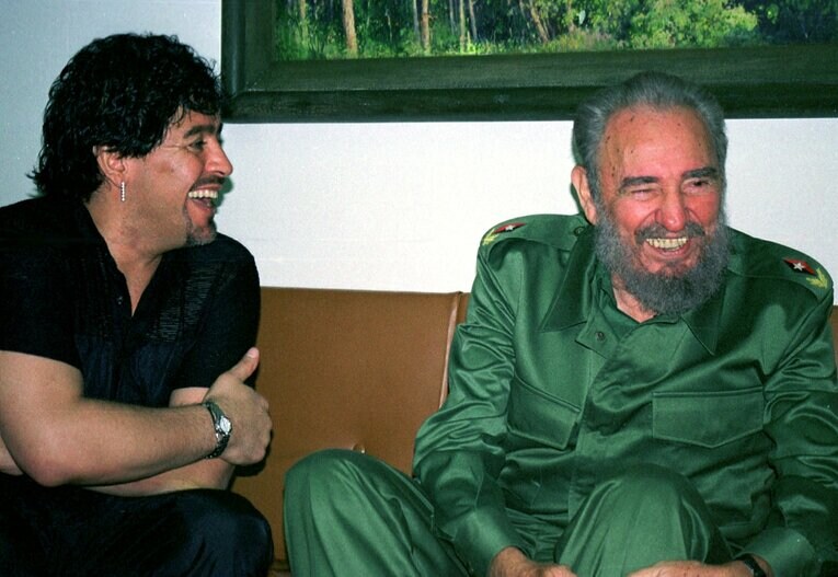 マラドーナはカストロ議長を「第2の父親」と慕い、脚には同氏のタトゥーを入れていた　©AFLO