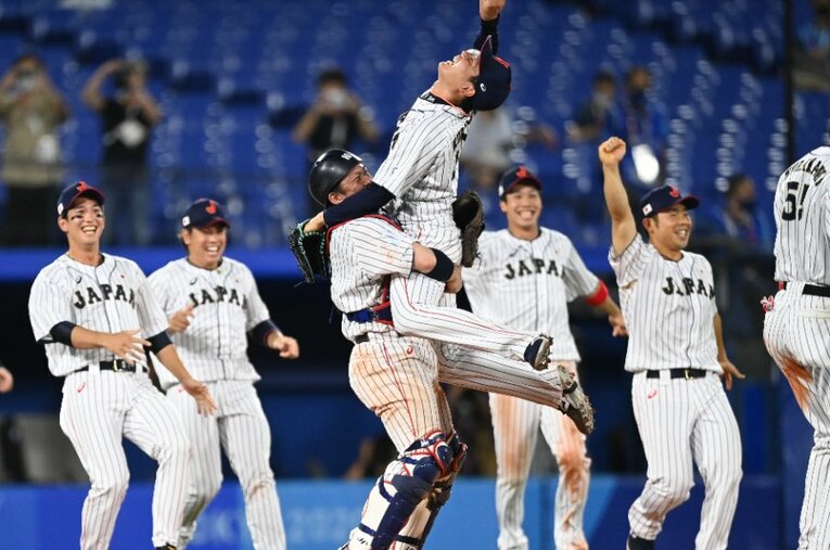 東京五輪で日本代表のクローザーを務めた栗林は金メダルを決めた瞬間、捕手の甲斐に抱き上げられた　©︎Naoya Sanuki/JMPA