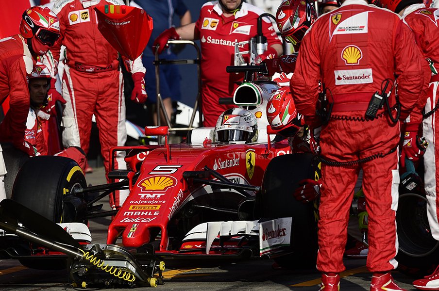 F1開幕戦で堪能できた高度な情報戦。フェラーリとメルセデス、至高の戦略。<Number Web> photograph by Hiroshi Kaneko