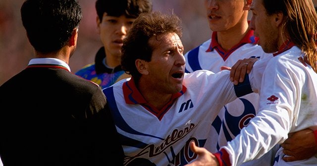 鹿島アントラーズ 1993年 優勝記念盾 陶磁器製 ジーコ アルシンド 本田泰人 ジーコの唾吐き、20歳ヒデは鬼軍曹、モトさんの伝説ループ…本田泰人が