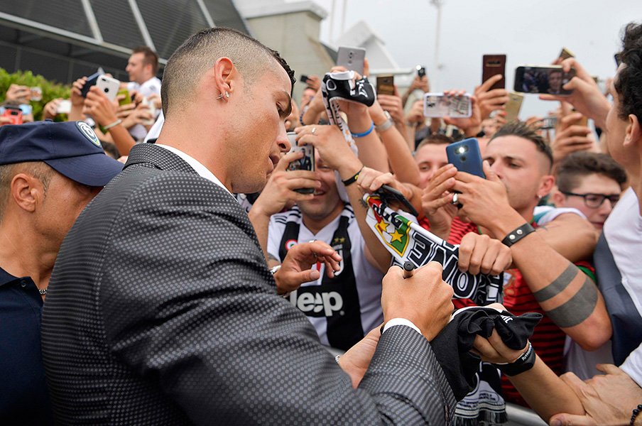イタリア全土がロナウドフィーバー。彼はなぜ、ユベントスを選んだのか。<Number Web> photograph by Getty Images