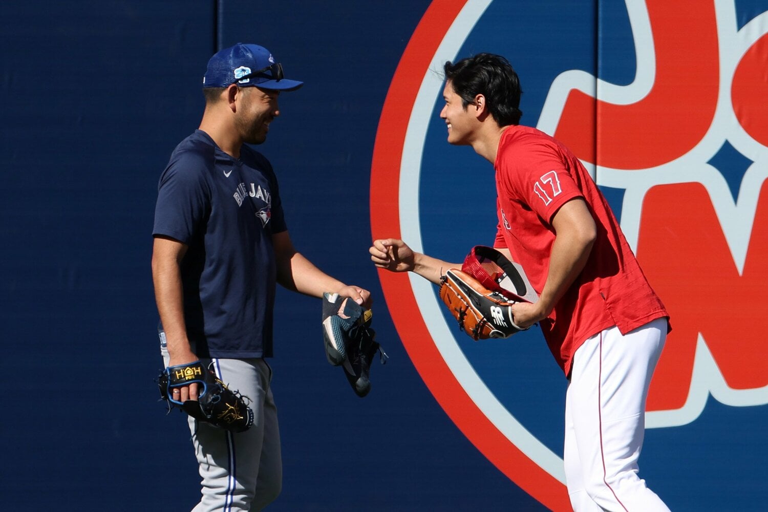 2023年4月、対戦前の再開にうれしそうな2人 ©JIJI PRESS