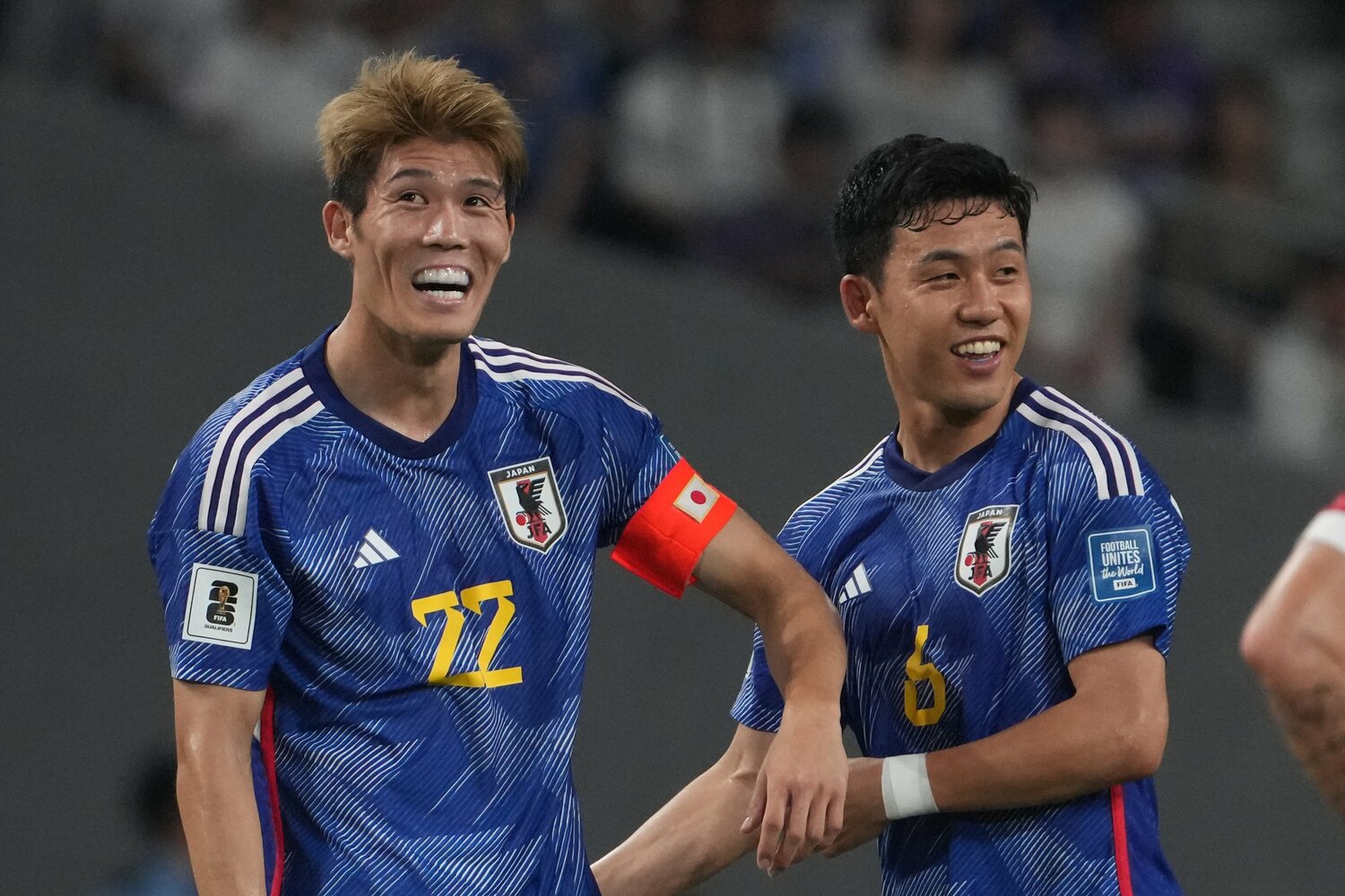 2024年6月のW杯2次予選シリア戦。途中交代の遠藤航からキャプテンマークを受け取る冨安。この試合から約2年、日本代表から遠ざかっている　©Getty Images