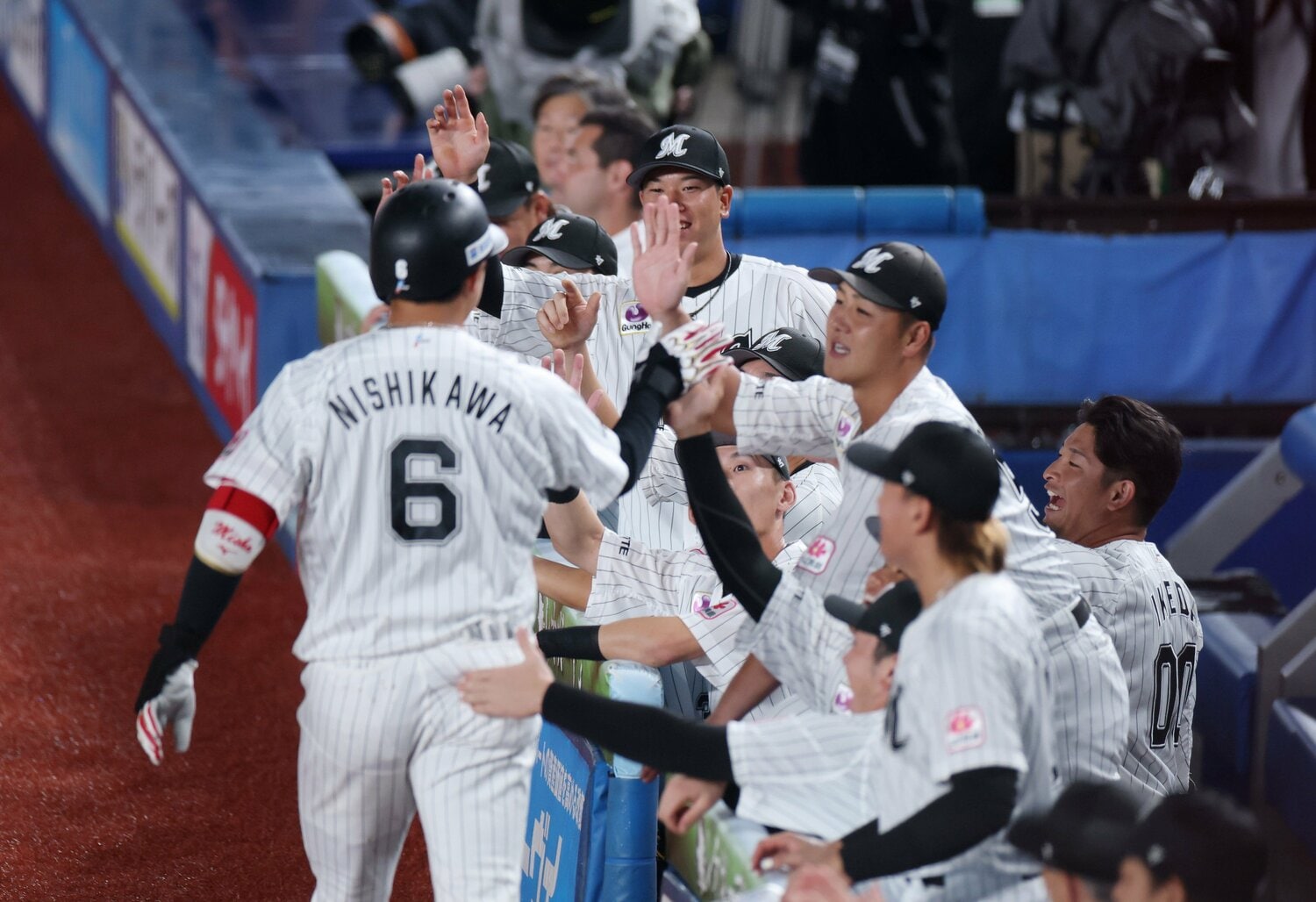 新人王に輝いた西川史礁を始め、ポテンシャルが高い若手がそろうマリーンズ　©︎JIJI PRESS