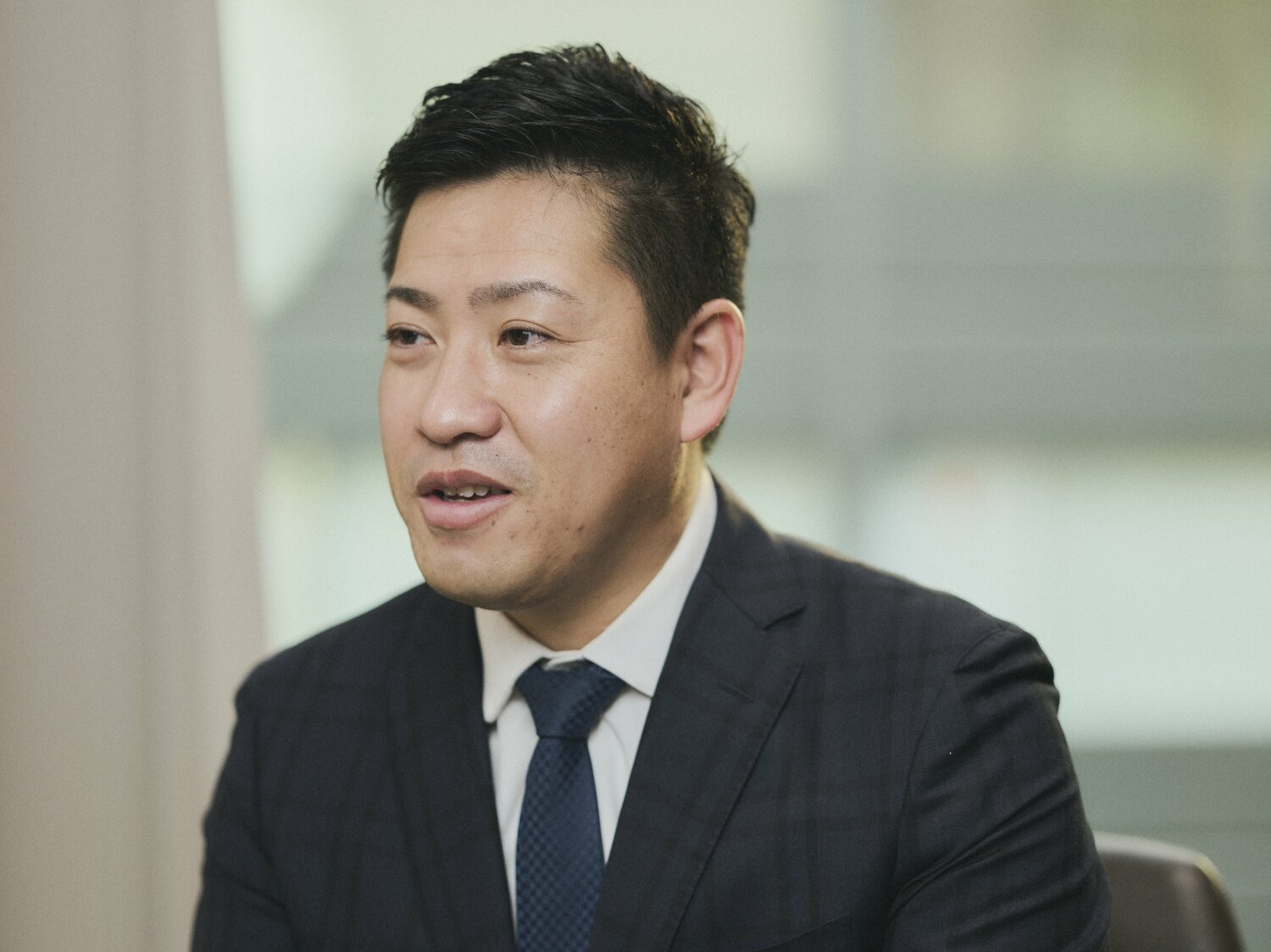 インタビューに答える牧田和久さん　©Yuki Suenaga