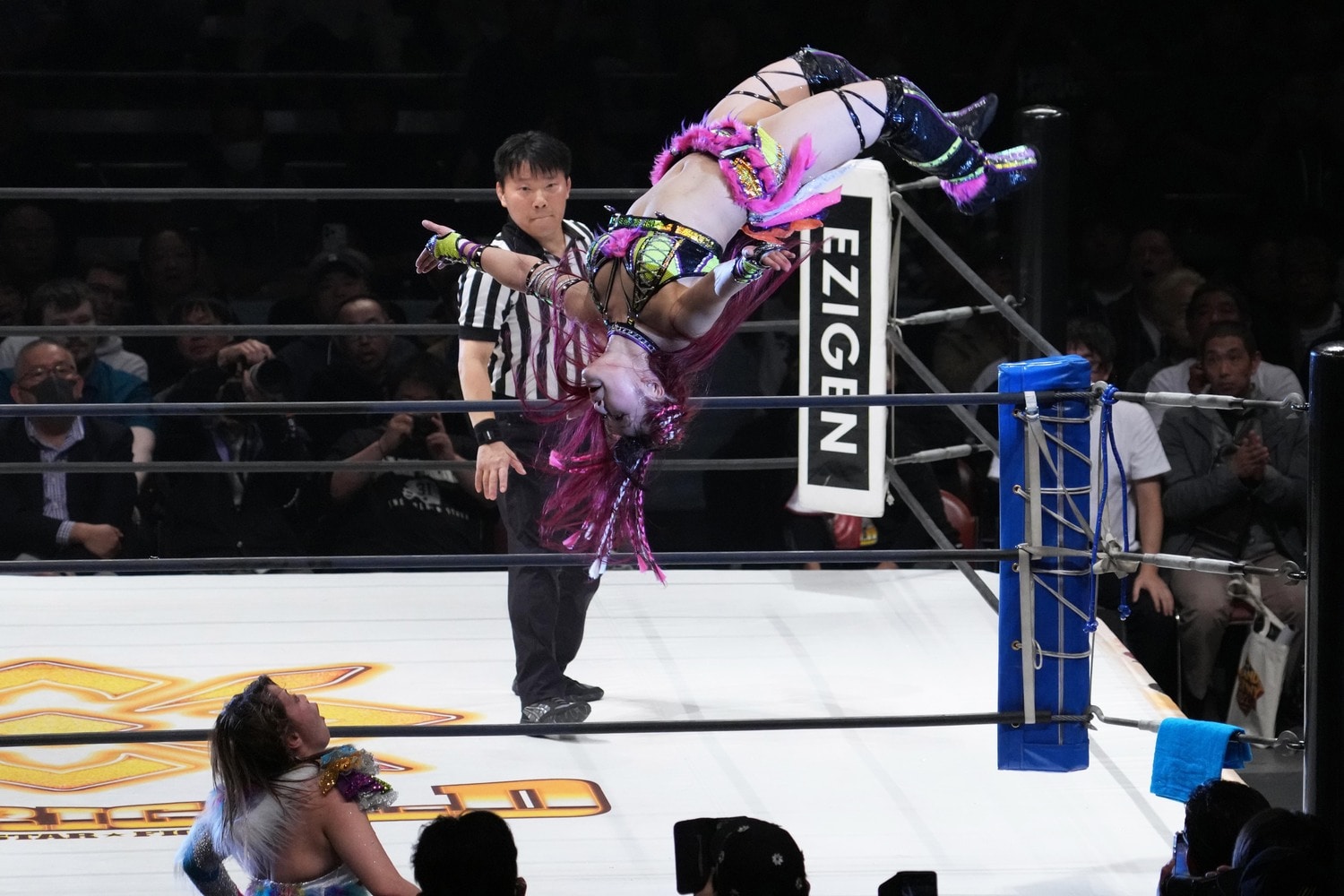 コーナーからケブラーダを放つ“天空の逸女” ©Masashi Hara