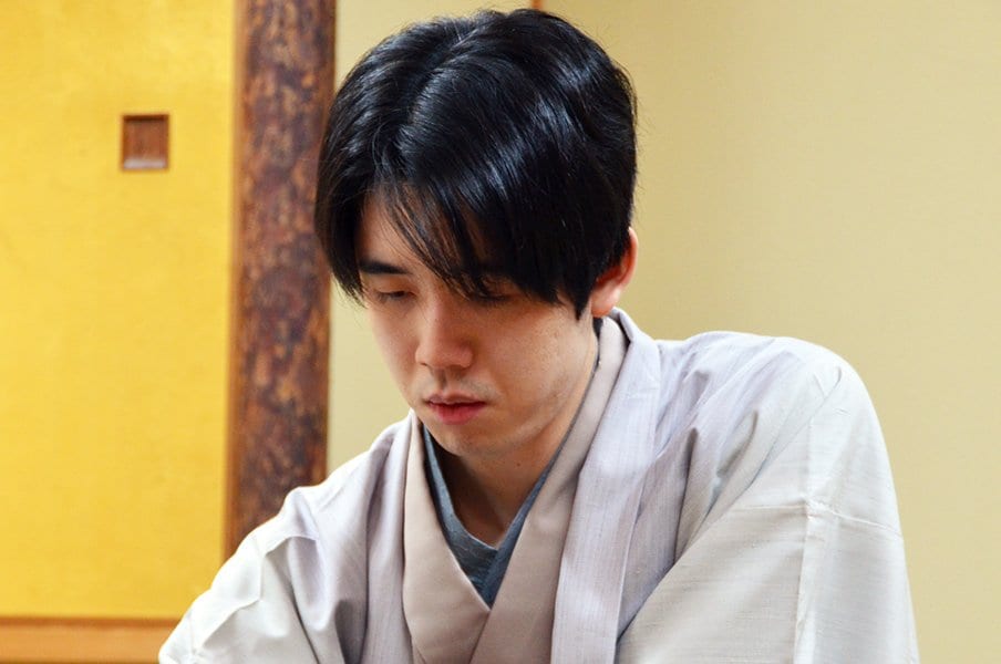 「もう1局指せる」藤井聡太23歳“崖っぷち”評価値30％台→逆転で初カド番をしのいだが…険しい表情のまま「窮地で立て直すのが」響く谷川浩司の言葉＜Number Web＞ photograph by 日本将棋連盟