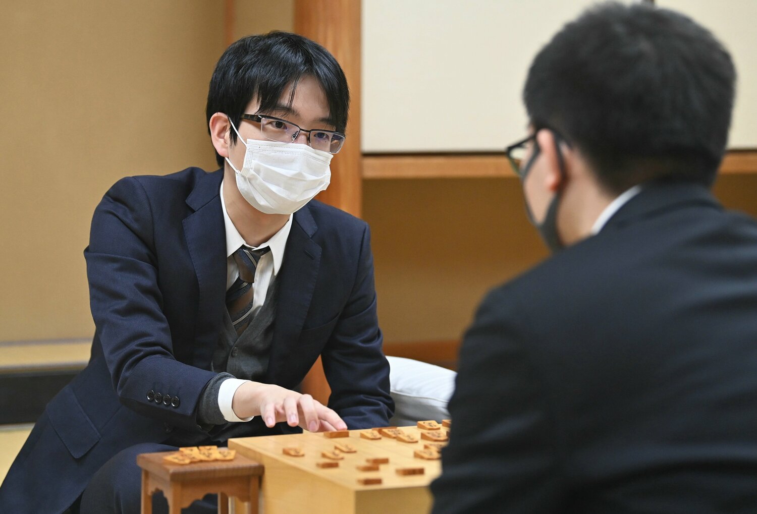 豊島、永瀬の対局が“超高速”で進むのは将棋ファンもよく見る光景だろう(代表撮影/2020年撮影) ©JIJI PRESS
