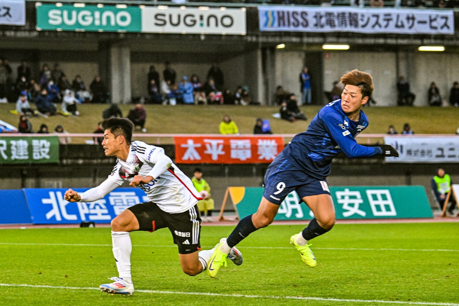 80分、1点差に迫った碓井聖生のヘディングシュート　©Tetsuichi Utsunomiya