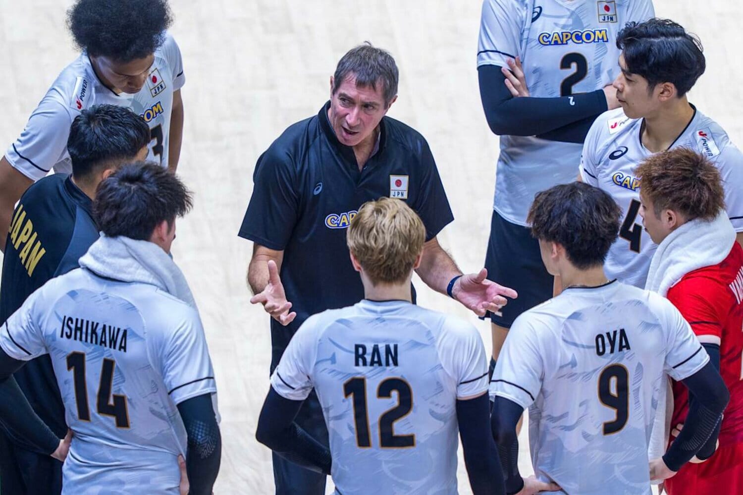 選手たちを鼓舞するロラン・ティリ監督 ©︎Volleyball World