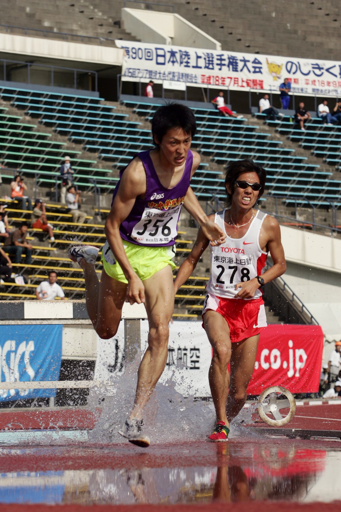 水しぶきをあげて水濠を駆け抜ける篠藤淳　©JIJI PRESS