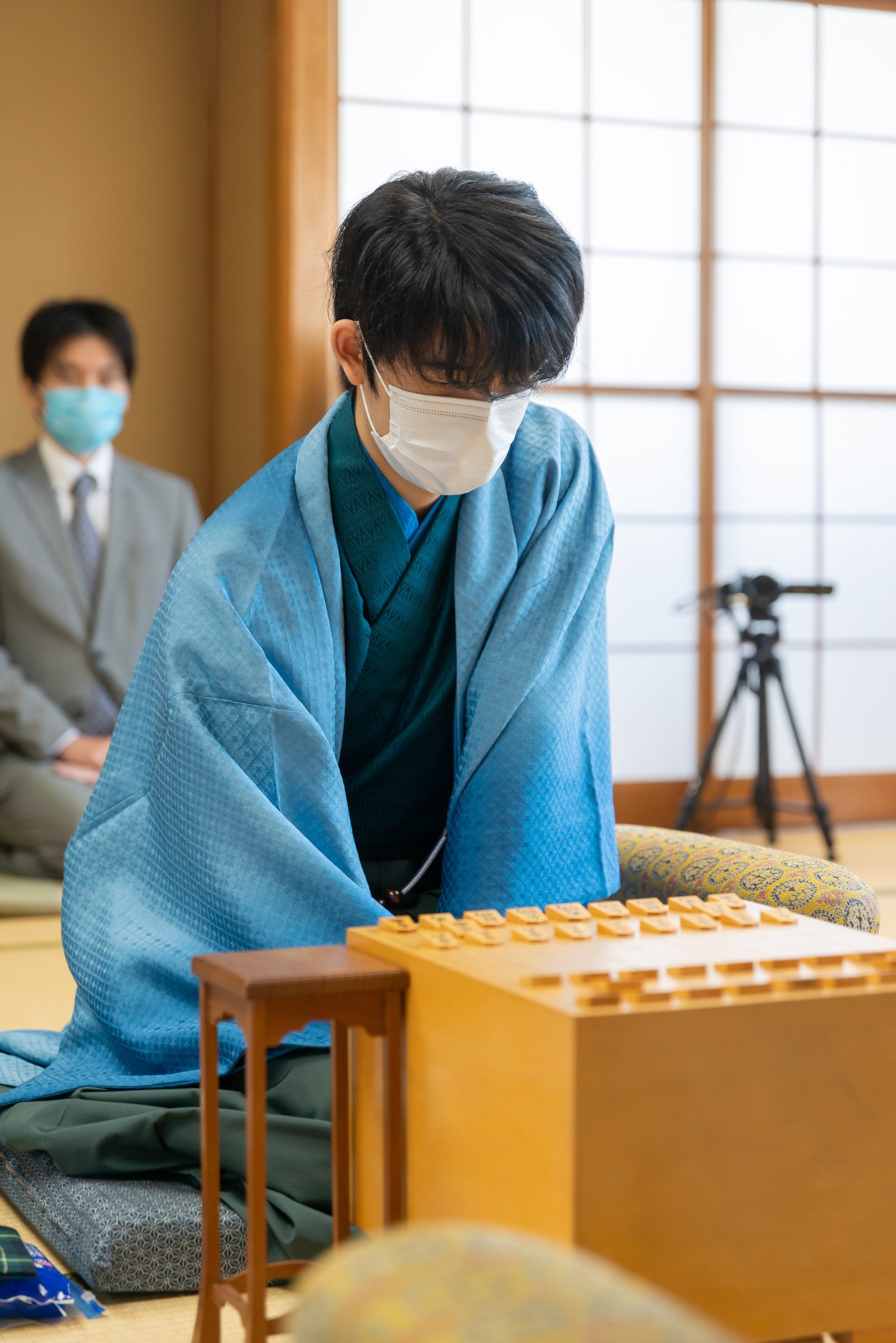 9月13日の叡王戦第5局で豊島将之竜王（左）に勝利。3勝2敗で叡王を獲得し、史上最年少三冠に　©日本将棋連盟