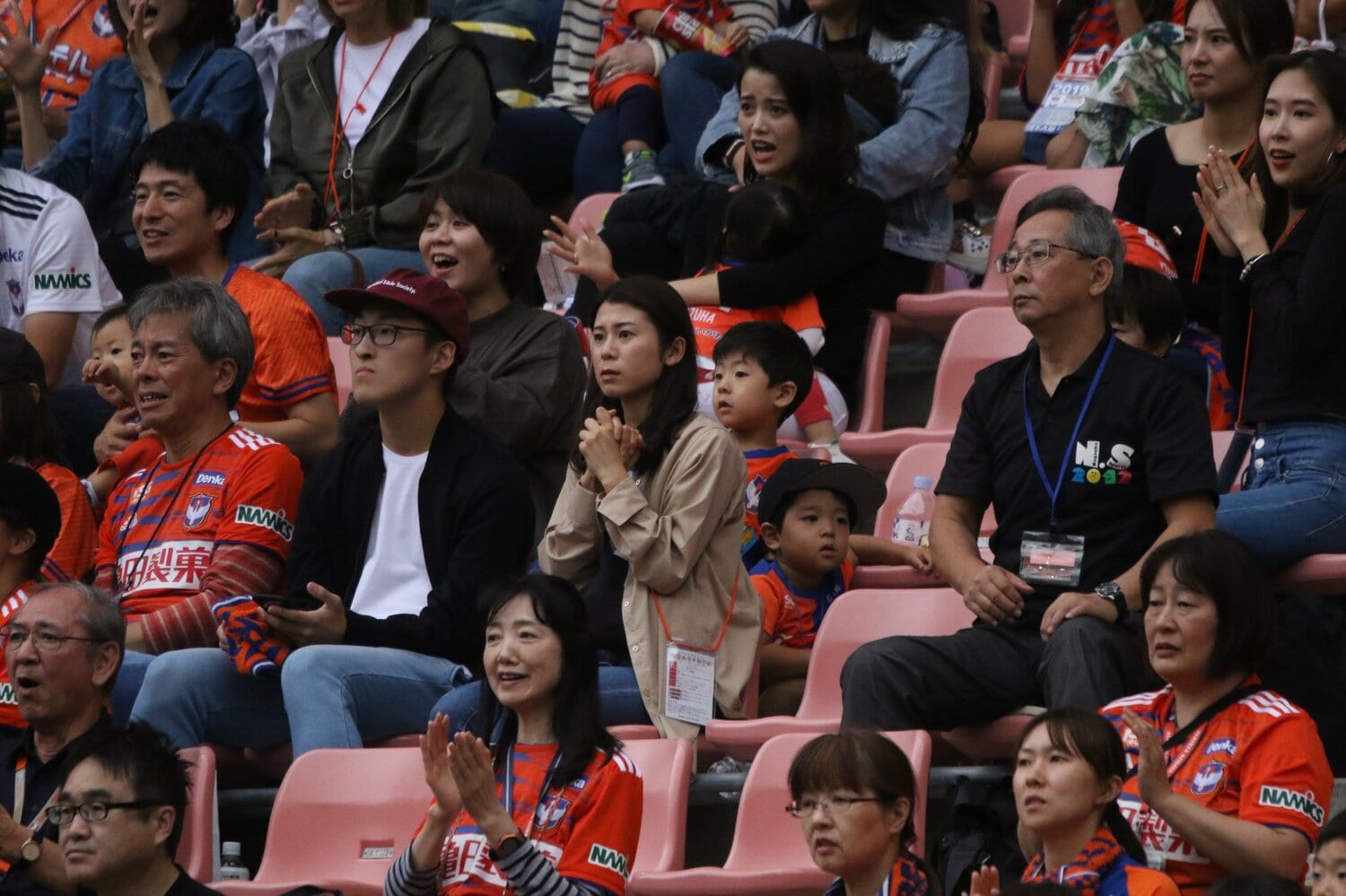 祈るように早川のプレーを見守る真優さん。スポーツ栄養のカンファレンス参加のためにスペイン出発を控えていたが、深夜便に変更して現地スタジアムへ足を運んだ　©Takahito Ando