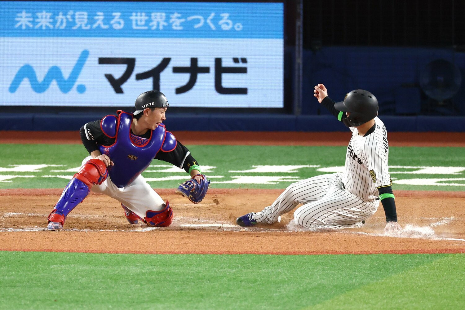 全パのホームを守った寺地 ©JIJI PRESS