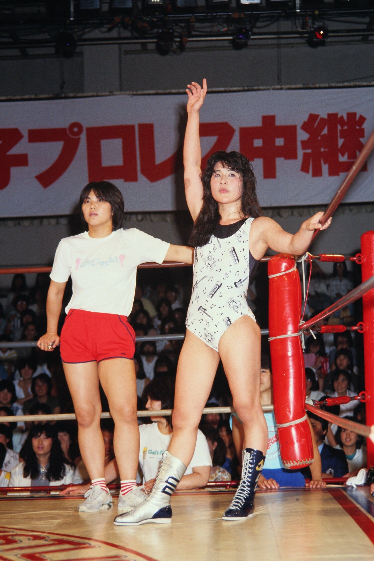 JBエンジェルス（左が立野記代、右が山崎五紀）　©AFLO