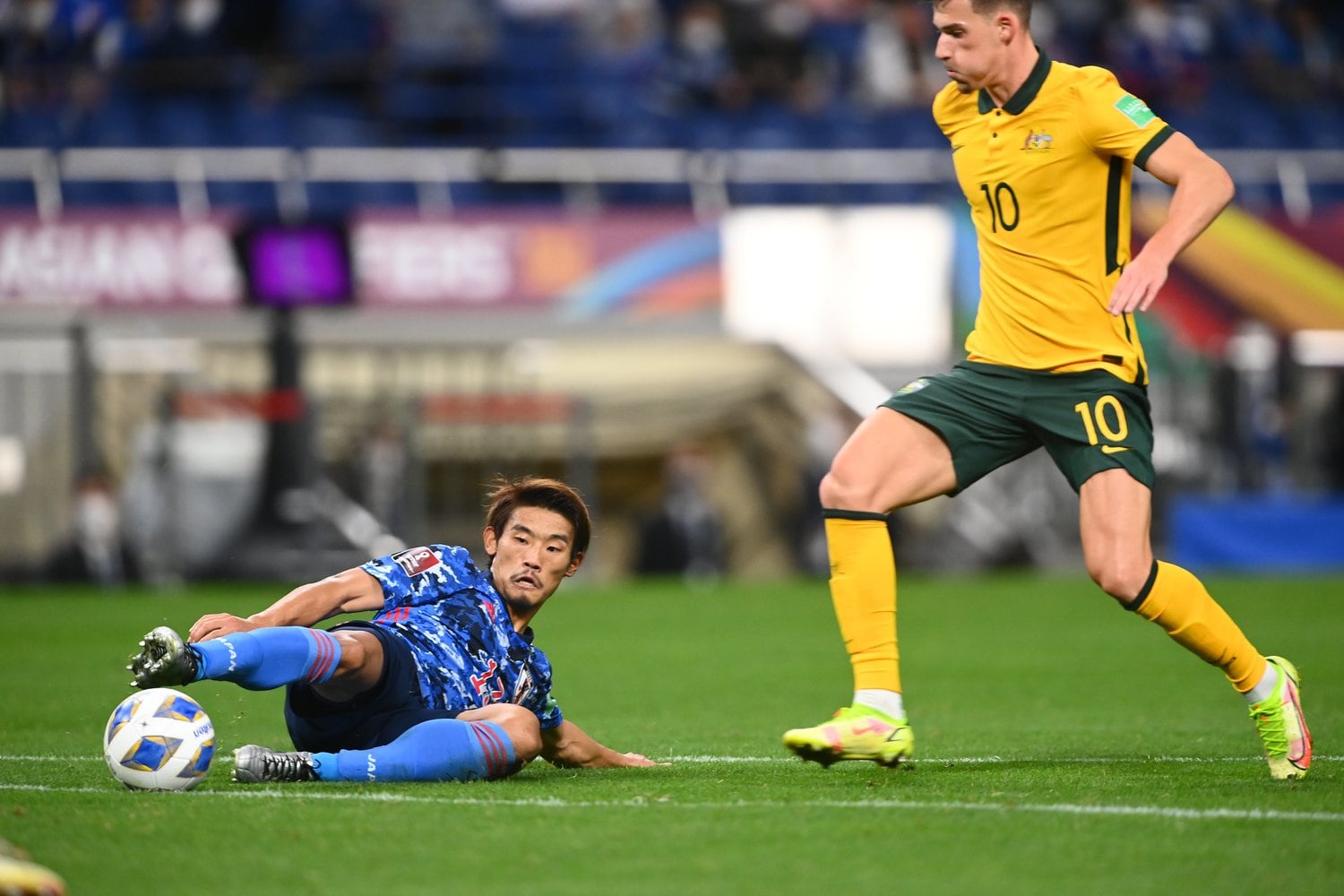 個々の判断が難しかった状況での直接FK献上。ここから同点を許してしまった　©JMPA