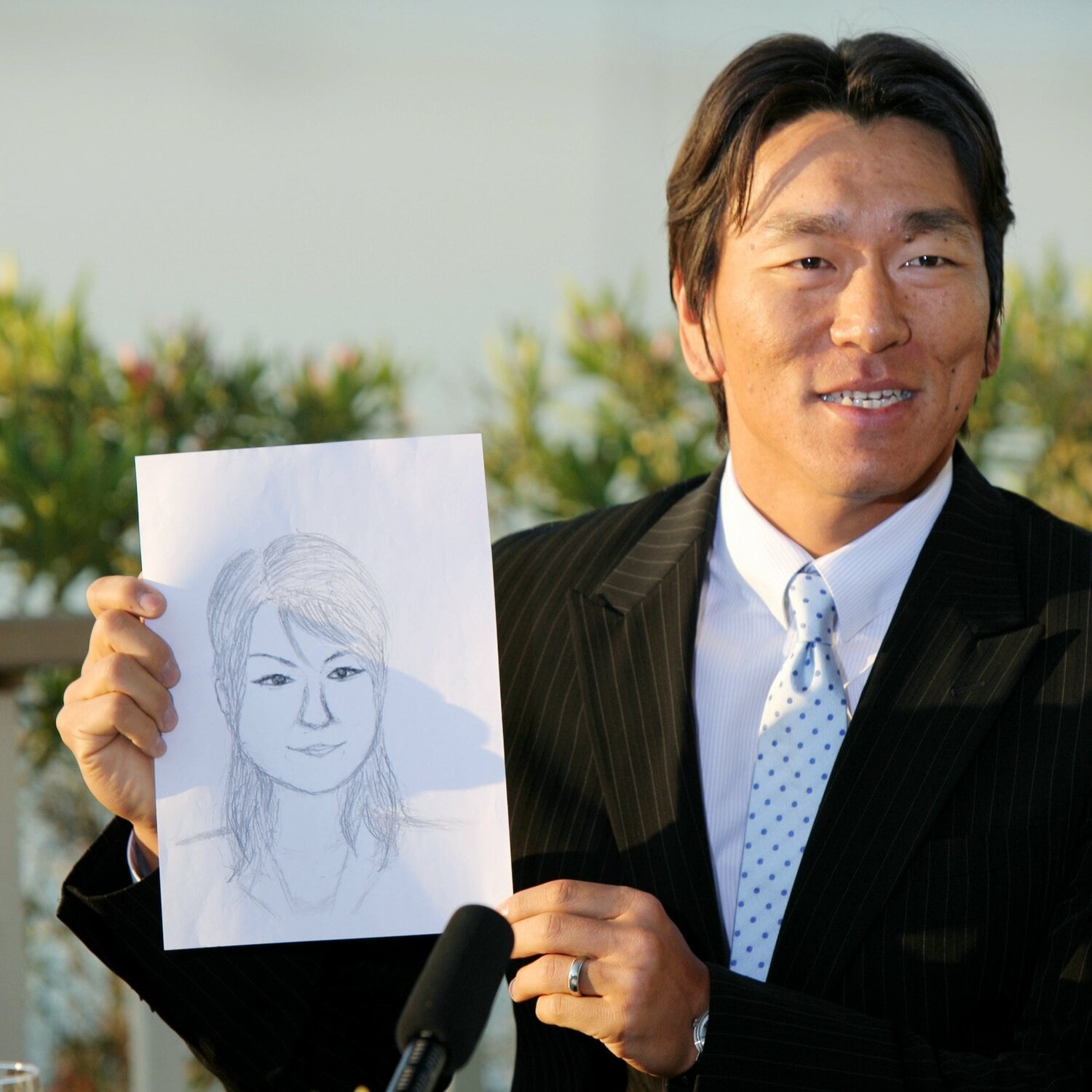 松井が描いた結婚相手の「似顔絵」　©JIJI PRESS