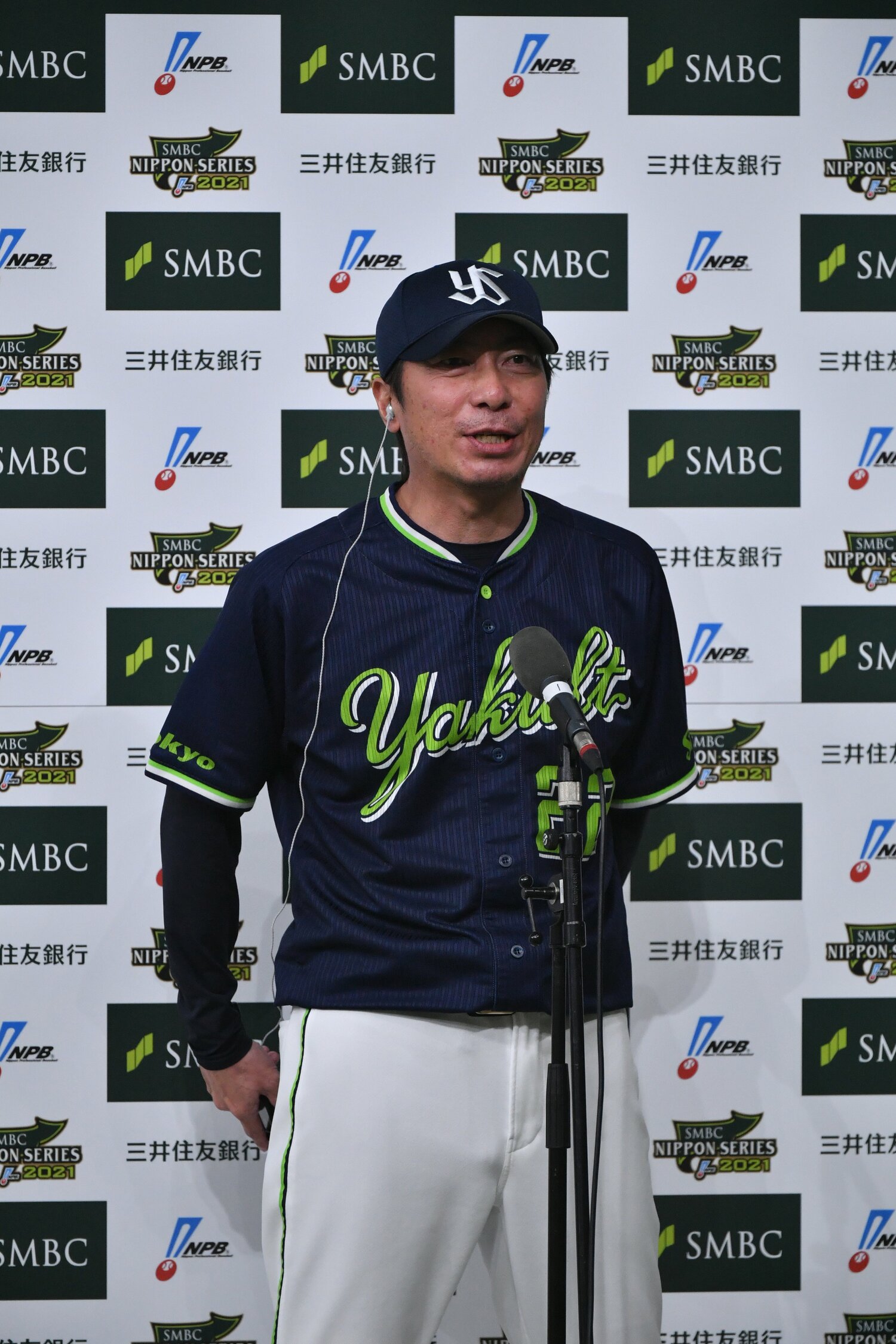 日本シリーズ第2戦、2対0で勝利した後、インタビューに応える高津臣吾監督　©Hideki Sugiyama