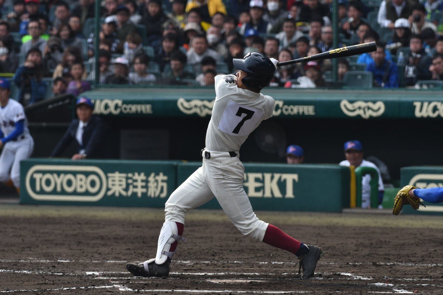 2017年のセンバツ、履正社との決勝戦でフルスイングする根尾©Hideki Sugiyama