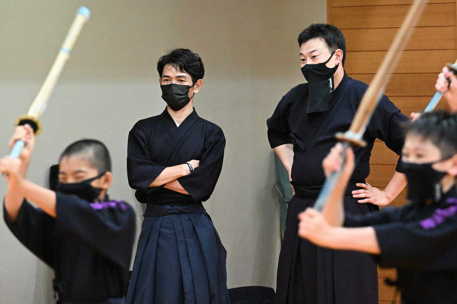 子どもたちを見守る戸崎総代表 ©Keiji Ishikawa