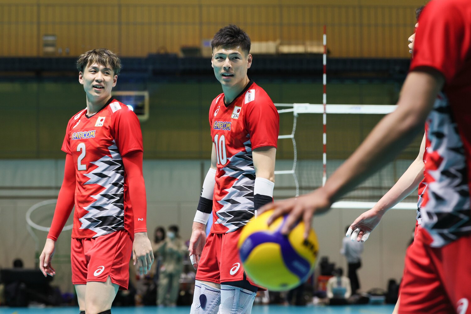 同じく高校でバレーを始めた高橋健太郎（中央）©︎JIJI PRESS