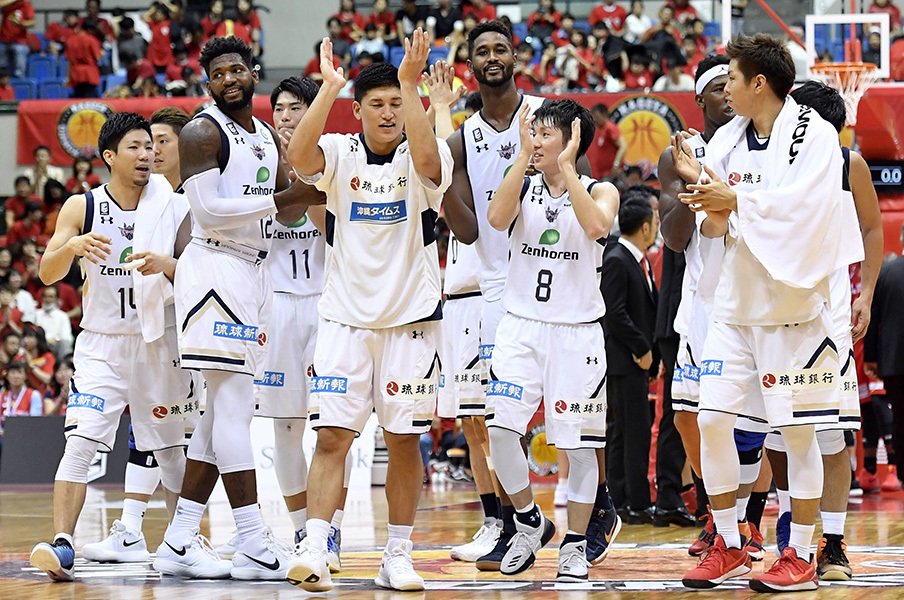 琉球はBリーグの地域格差を覆すか。全国から選手、監督が集まる理由。＜Number Web＞ photograph by Kyodo News
