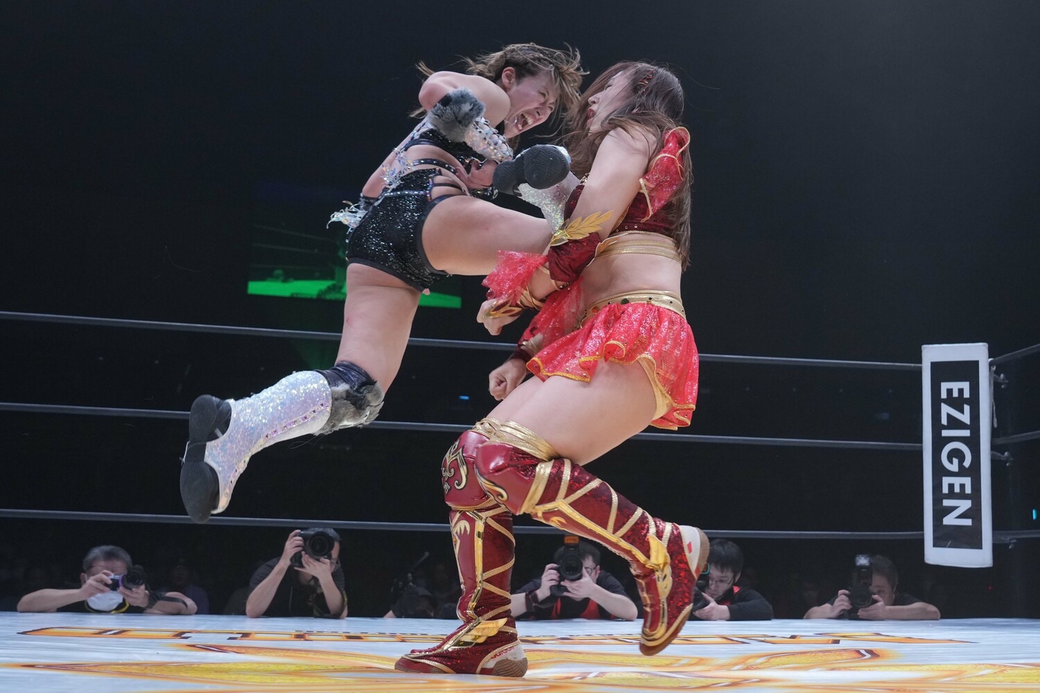 青野未来にレッグラリアットを放つ桜井麻衣。1月3日、大田区総合体育館　©Essei Hara
