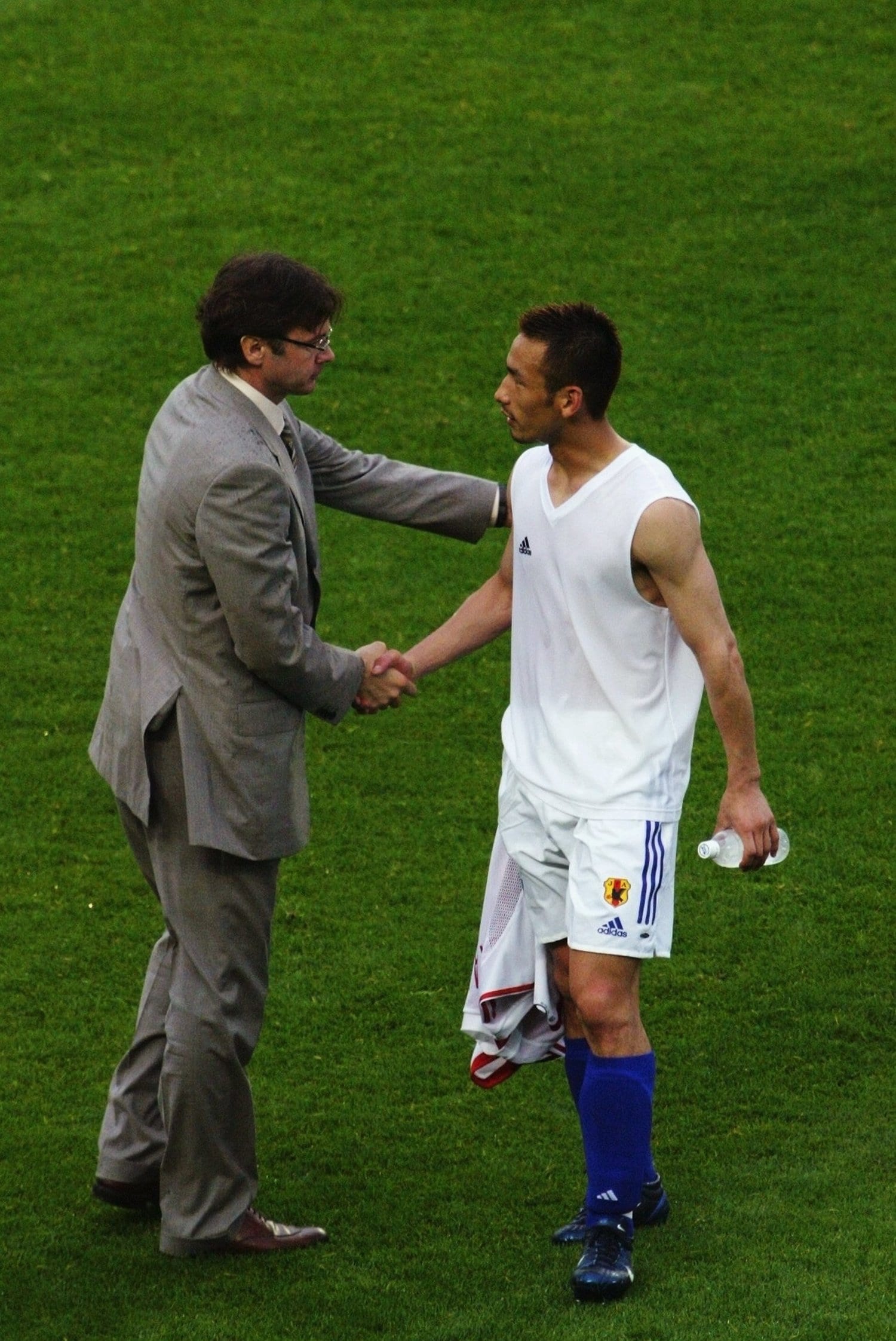 さまざまな衝突があったが、中田英寿（右）はトルシエのチームを名実ともに支え、W杯ベスト16という成績を残した