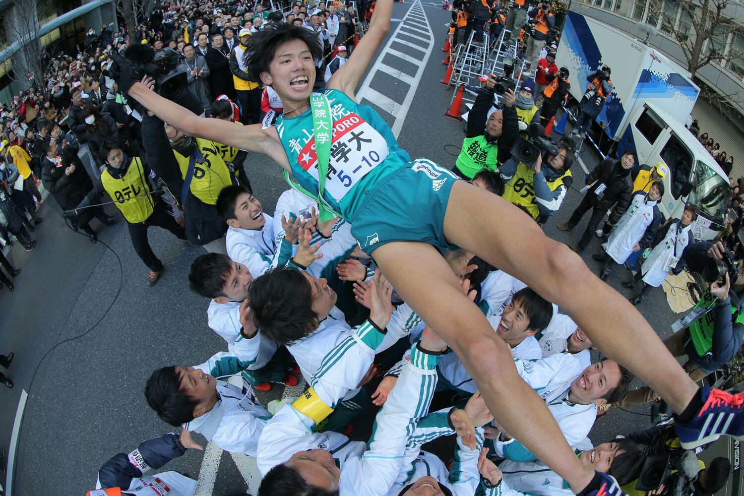 初の総合優勝を果たし、胴上げされる青学大アンカーの安藤悠哉 ©JIJI PRESS
