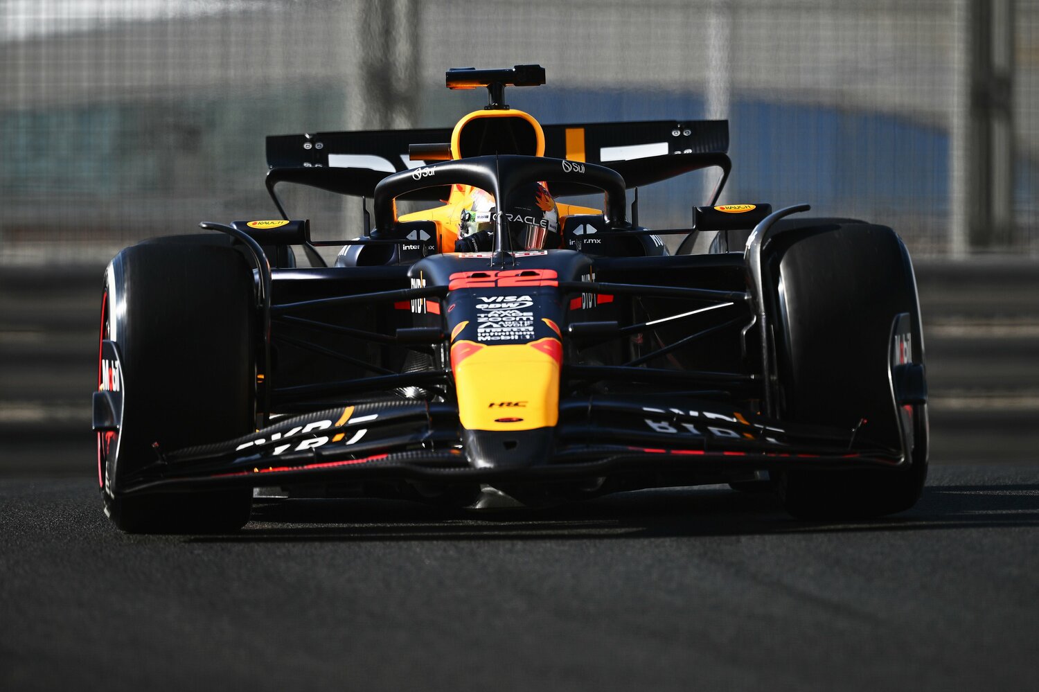 合同テストでレッドブルのマシンをドライブする角田　©Getty Images / Red Bull Content Pool