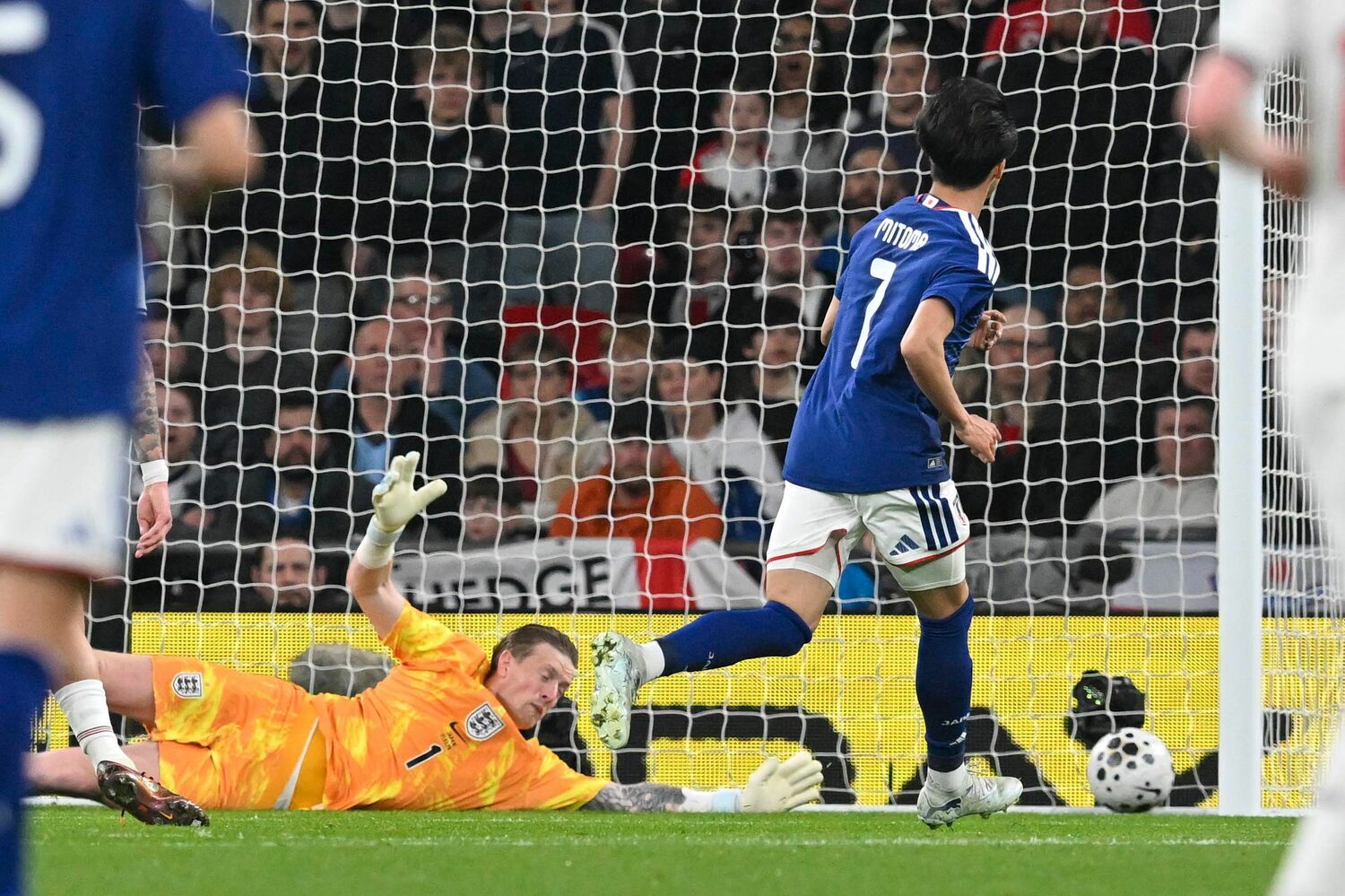 前半23分、三笘薫のゴールシーン。右足で流し込んだ