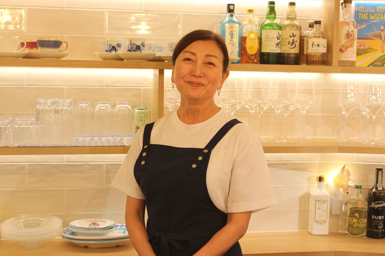 笑顔で夫との思い出を振り返る倫子さん　©Number Web