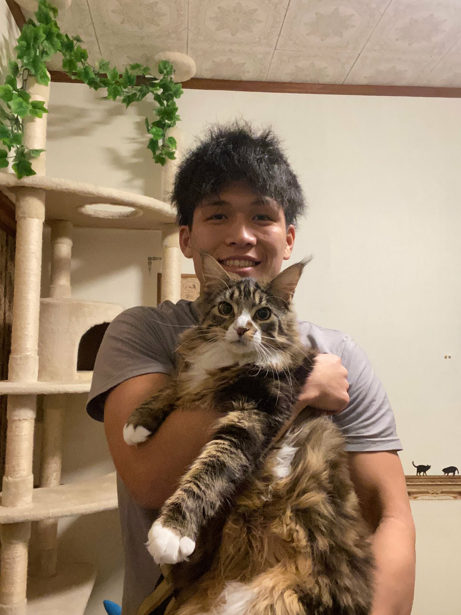 マイキーちゃんを抱っこする宇津木（本人提供）