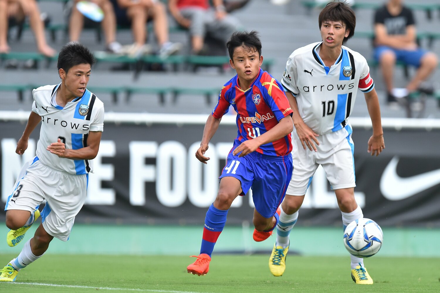 2016年の日本クラブユースでマッチアップした久保（中央）と田中碧（右）　©AFLO