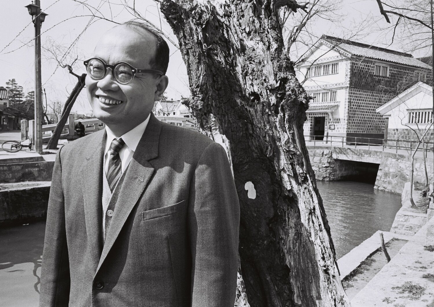 1965年、生まれ故郷の倉敷市を散策する大山康晴　©BUNGEISHUNJU