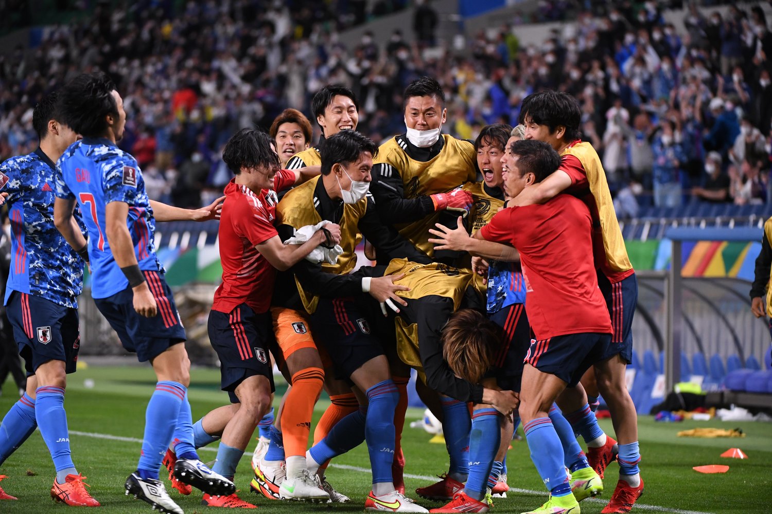 86分の決勝点直後、歓喜のあまり浅野に次々と飛びつく選手たち ©AFLO