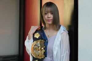 【特別グラビア】「せっかくベルトを巻いたのに」IWGP女子王者・岩谷麻優30歳の葛藤…“スターダムのアイコン”がホンネで語る「映画化と結婚願望」