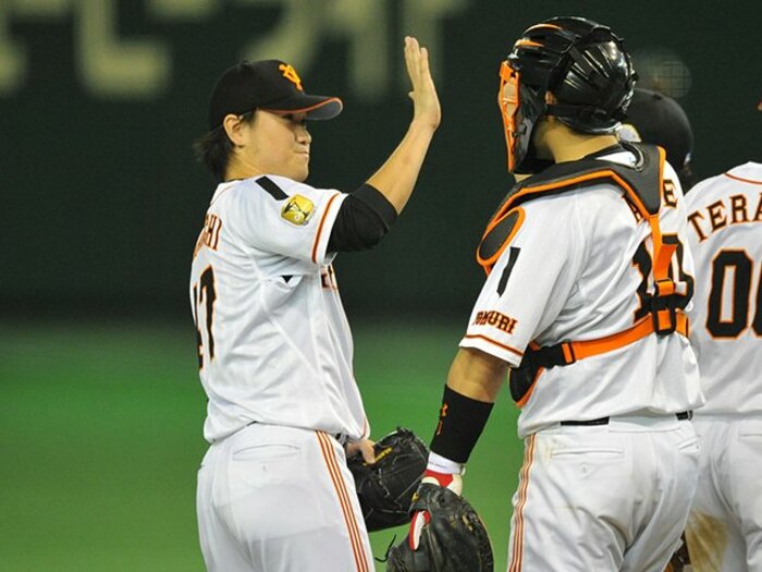 両チームで対照的な「2勝」の意味。「スコット鉄太朗」は巨人を支えきるか。<Number Web> photograph by Hideki Sugiyama