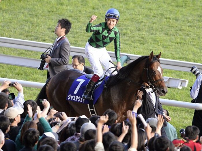 1頭6億円のセリ値がつくご時勢。1000万円台で10億稼いだ孝行馬は?<Number Web> photograph by Kyodo News