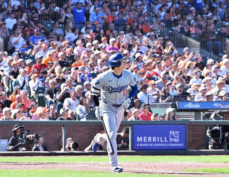 大谷の26号。その弾道に、SFのファンもスマホを向けていたが……　©JIJI PRESS