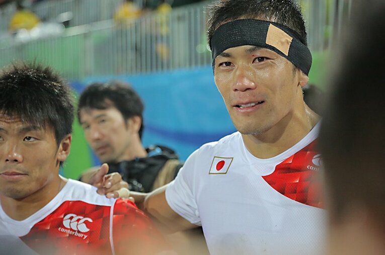 南アフリカとの3位決定戦に挑んだ7人制ラグビー主将の桑水流裕策（右）。 ／ photograph by JMPA
