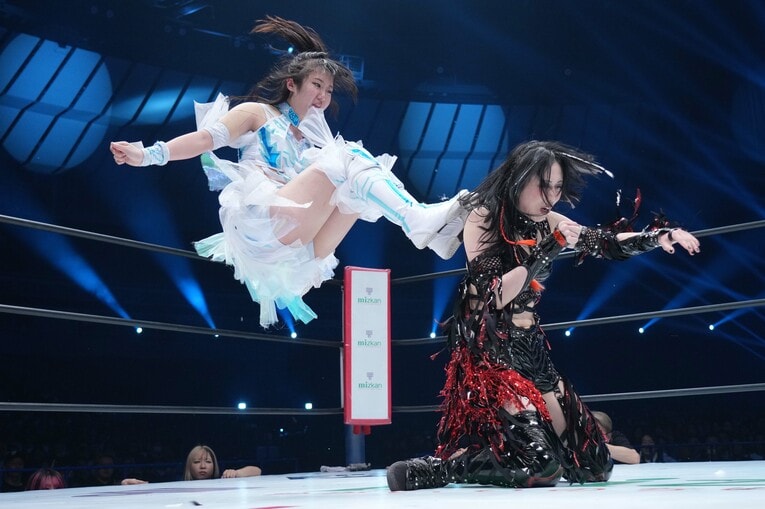 上谷沙弥の背中にドロップキックを放つ玖麗さやか　©Essei Hara