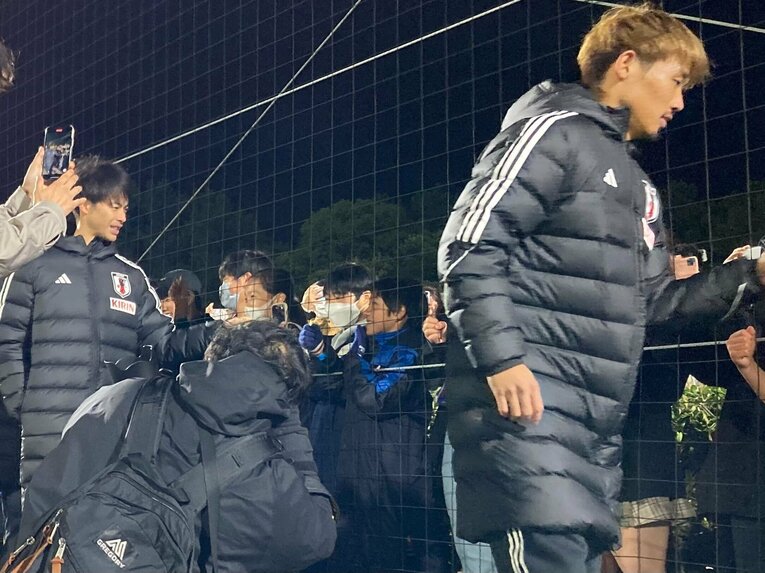 子供のファンとグータッチする守田と三笘　©︎Number Web