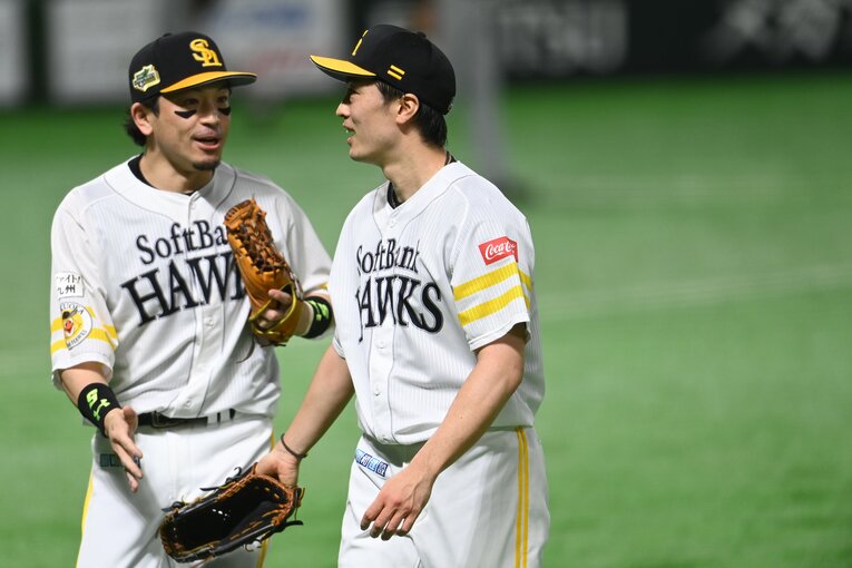 日本シリーズで和田に声をかける松田　©︎Hideki Sugiyama
