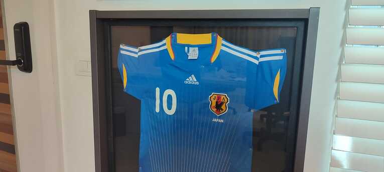 国籍取得と代表入りを願うファンから贈られた背番号10の日本代表ユニフォーム…写真はまだまだ続きます　©Hiroaki Sawada