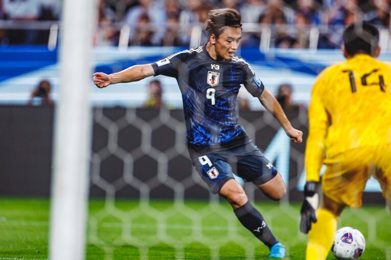 中国戦、シュートを狙う上田綺世　©Kiichi Matsumoto