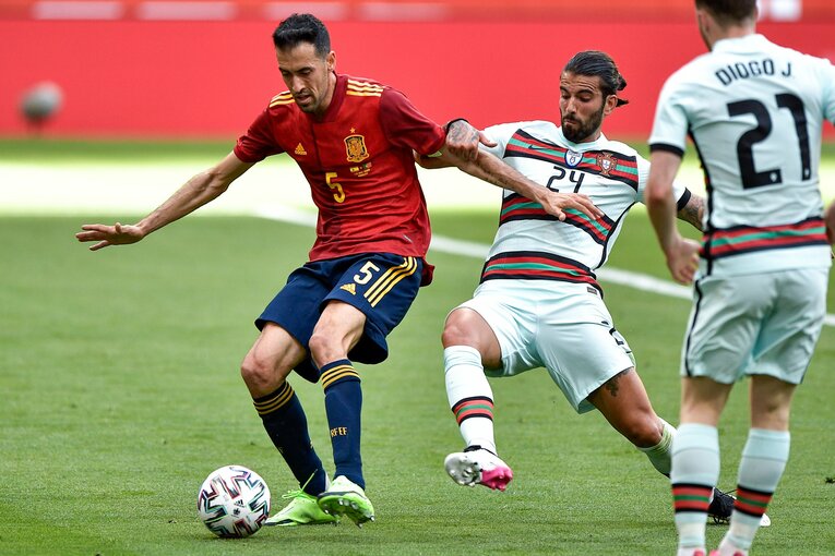 ブスケッツがいると、やはり“ラ・ロハ”ことスペインは連動する©Getty Images