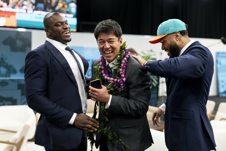 ドラフト直後、レイダースからの電話を受けて喜ぶ松澤　©Getty Images