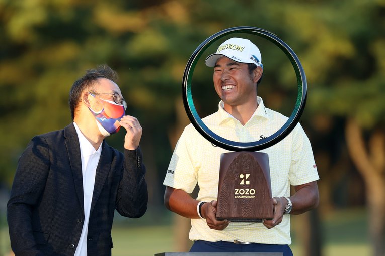 ZOZOの澤田社長と談笑する松山英樹。2016年以来となる日本での優勝を喜んだ　©︎Getty Images