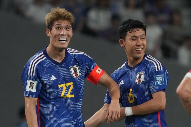 2024年6月のW杯2次予選シリア戦。途中交代の遠藤航からキャプテンマークを受け取る冨安。この試合から約2年、日本代表から遠ざかっている　©Getty Images